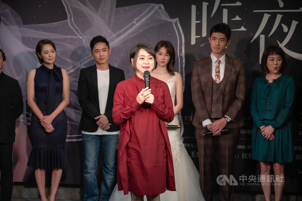 已故表演藝術家李國修舞台劇「昨夜星辰」將再度搬上舞台,18日舉辦開賣記者會,李國修遺孀王月(前)致詞獻上祝福,預祝舞台劇票房大賣。(寬宏藝術提供)中央社記者葉俐緯傳真 109年3月18日
