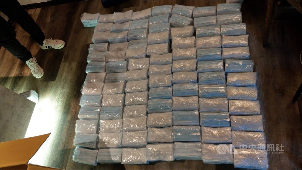 北市一名顧姓男子以水煙店為掩護,以高價販售一般醫用口罩和N95口罩,疑有哄抬價格、囤積防疫物資之嫌,北市警方17日以現行犯逮捕顧男送辦。圖為贓證物。(台北市警察局大安分局提供)中央社記者黃麗芸傳真 109年3月18日