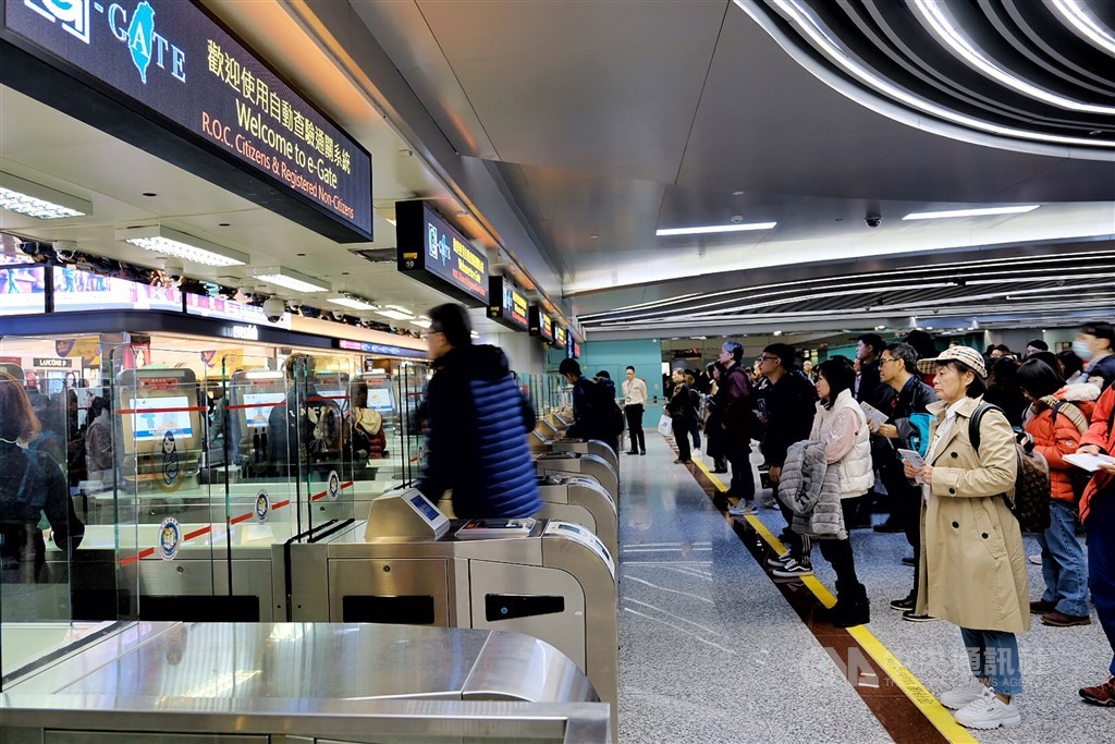 交通部觀光局發函給各家旅行社,19日凌晨0時起,禁止出團以及接待國外旅遊團至4月底。(中央社檔案照片)