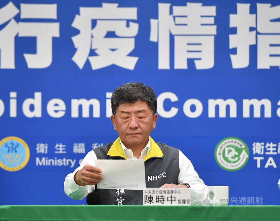 中央流行疫情指揮中心18日上午舉行記者會,指揮官、衛福部長陳時中(圖)宣布,國際疫情持續升溫,境外移入個案暴增,19日零時起,非本國籍一律限制入境,所有入境者一律居家檢疫14天。中央社記者王飛華攝 109年3月18日