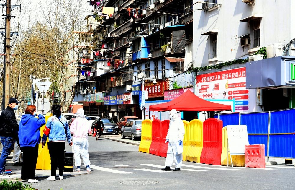 武漢肺炎核心疫區的武漢市19日發布通知,允許全市「無疫情小區」居民在小區和村內分批、分時段、分棟進行「非聚集性的個人活動」。(中新社提供)