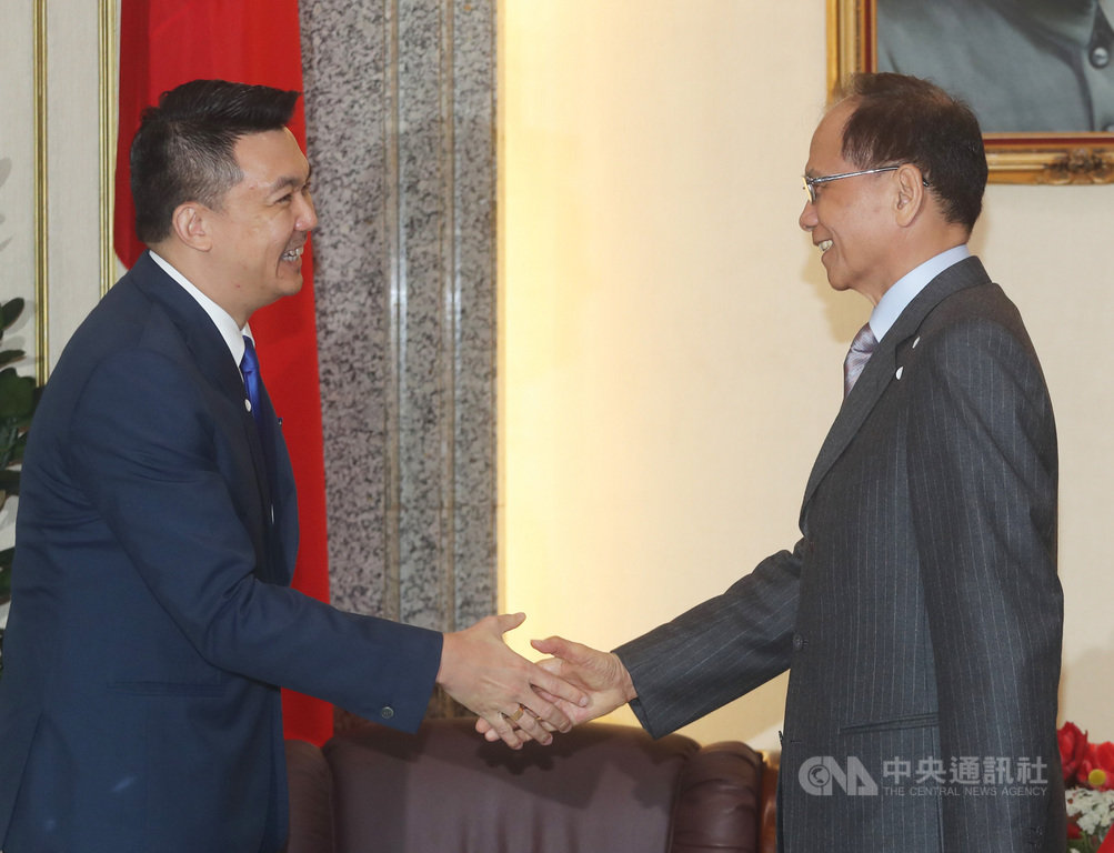 立法院長游錫堃(右)19日在立法院,接見新加坡駐台北商務辦事處代表葉偉傑(左)等一行,雙方握手致意。中央社記者裴禛攝 109年3月19日