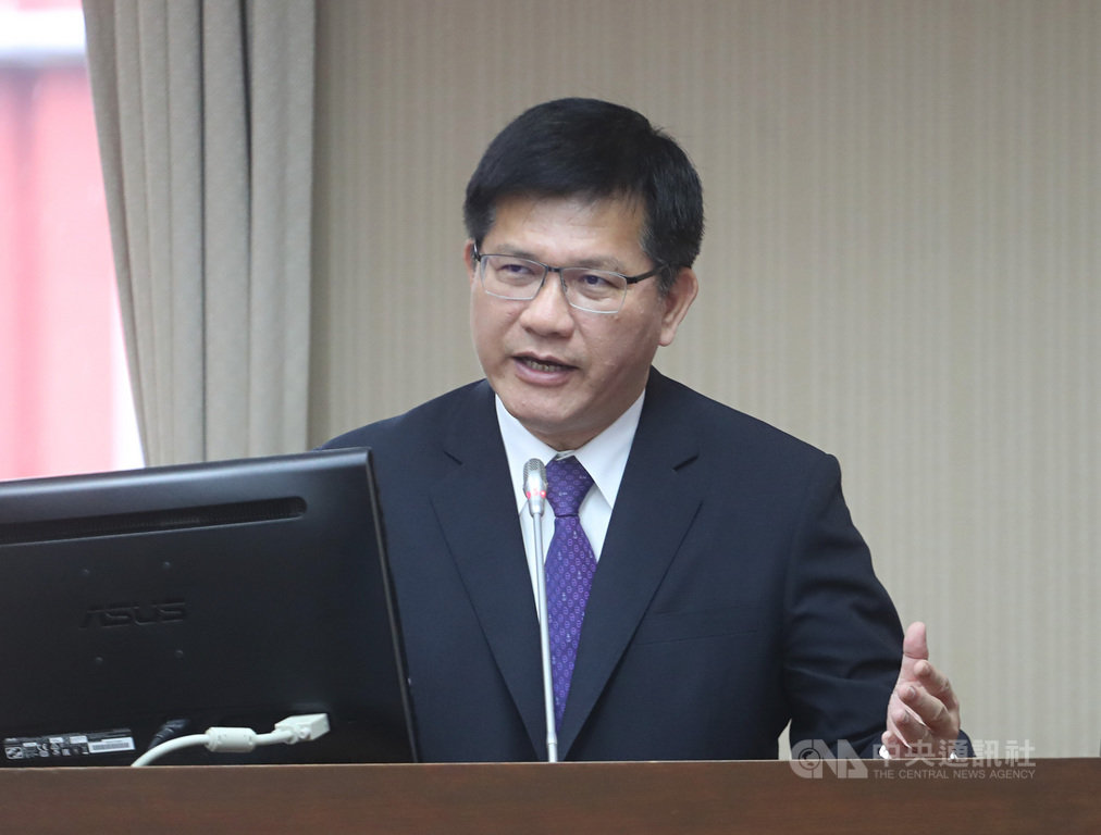 立法院交通委員會19日邀交通部長林佳龍(圖)專題報告「清明連假期間疏運作為暨公眾運輸(含場站)、重要景點如何加強防疫」。據交通部提出報告,將提升陸海空交通運輸防疫,加強包括運具、車站與海空場站消毒。中央社記者裴禛攝 109年3月19日