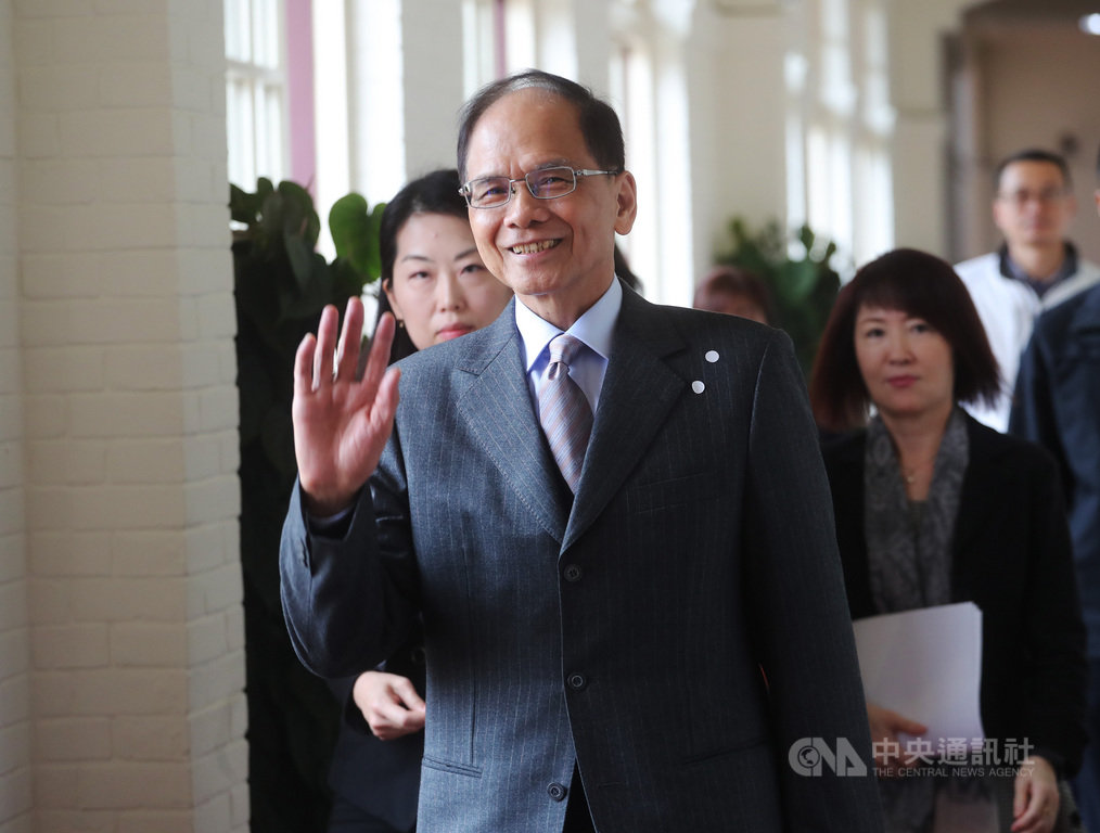 立法院長游錫堃(前中)19日會見新加坡駐台北商務辦事處商務代表葉偉傑。游錫堃表示,台灣和新加坡同屬華人圈中自由民主的社會,在未來可能形成新泠戰的國際局勢中,希望台灣跟新加坡能有更多合作。中央社記者裴禛攝 109年3月19日