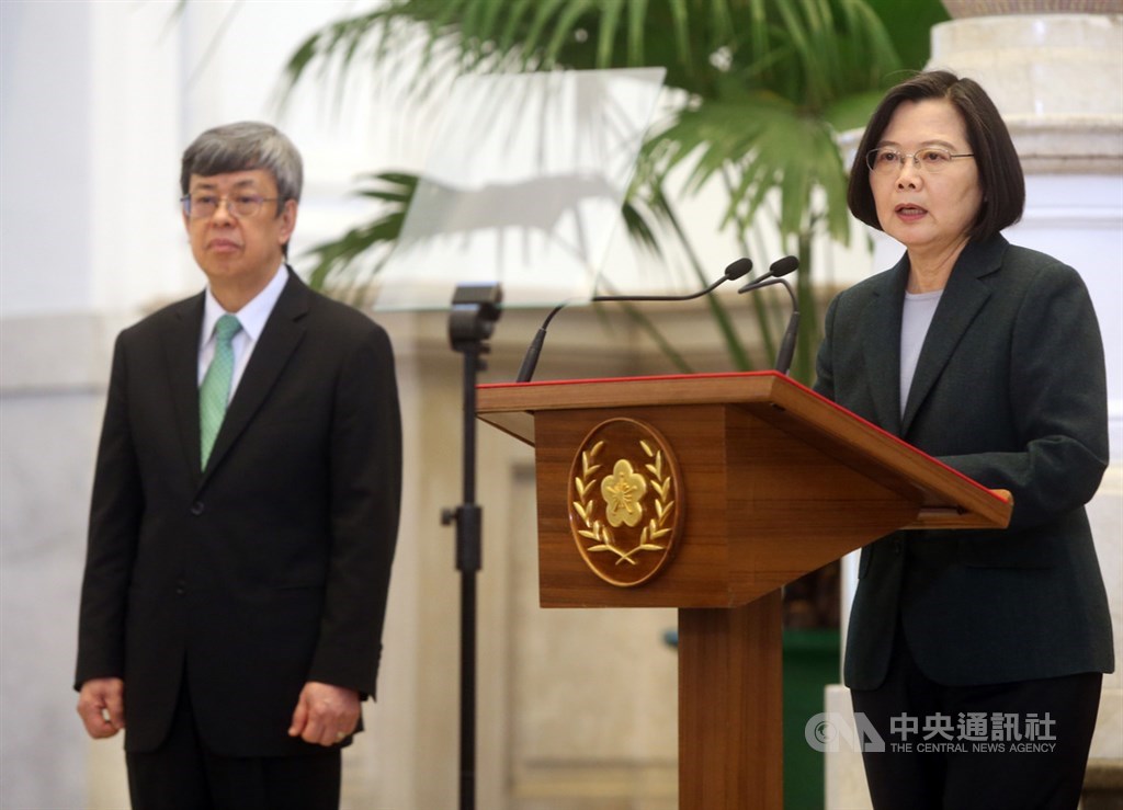 武漢肺炎疫情全球蔓延,台股狂瀉,總統蔡英文(右)、副總統陳建仁(左)19日親上火線,向國人信心喊話。中央社記者鄭傑文攝 109年3月19日