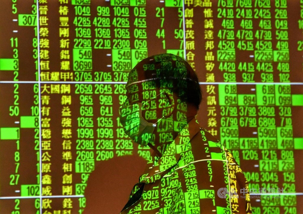 武漢肺炎疫情全球蔓延,美股道瓊重挫,台股19日盤中一度崩跌695點,回測8523點,終場重挫537.33點。中央社記者王飛華攝 109年3月19日