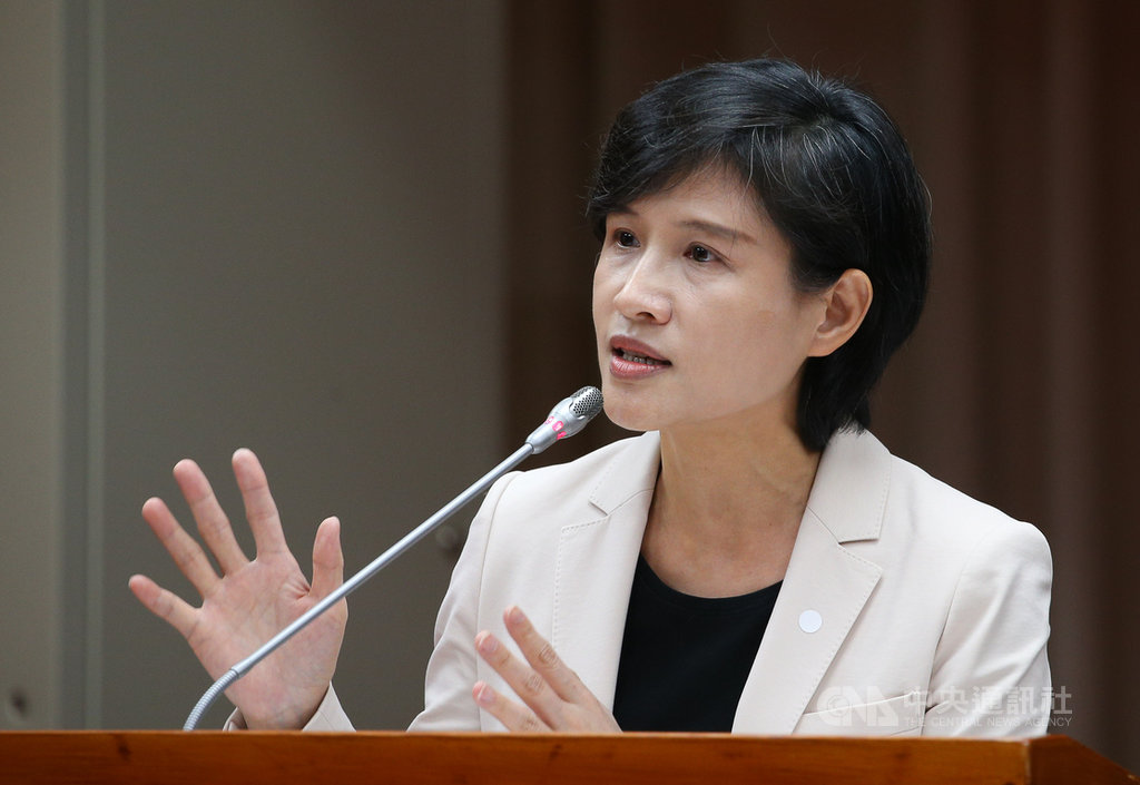 武漢肺炎疫情在歐美持續擴散,文化部長鄭麗君19日表示,文化部駐紐文、洛院、美院、馬組、英組、巴文人員已實施異地上班。中央社記者謝佳璋攝 109年3月19日