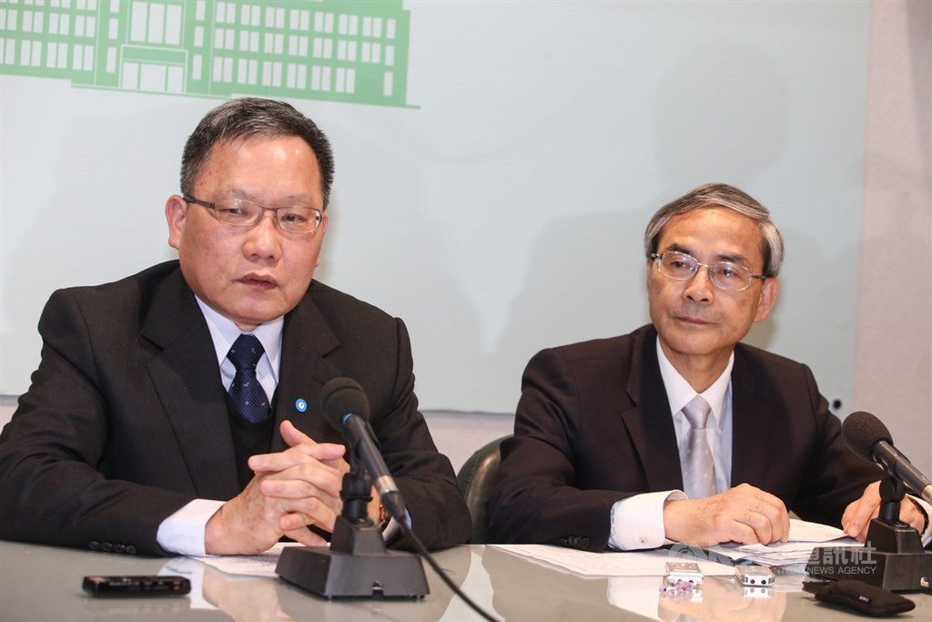 國安基金臨時會19日晚間舉行會後記者會,財政部長蘇建榮(左)、國安基金執行秘書阮清華(右)表示,經判斷目前已達法定進場條件,國安基金將進場護盤。中央社記者林俊耀攝 109年3月19日