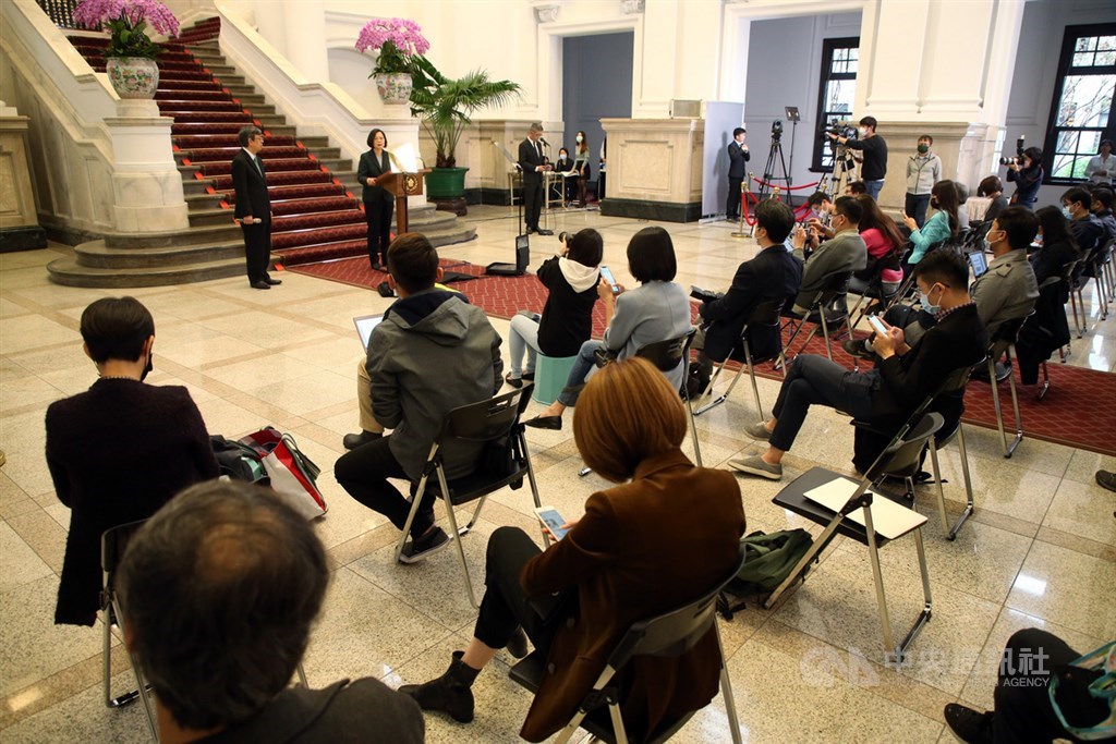 總統蔡英文19日下午在總統府發表敞廳談話,因應武漢肺炎疫情,總統府安排記者座位也拉大間距,保持距離。中央社記者鄭傑文攝 109年3月19日