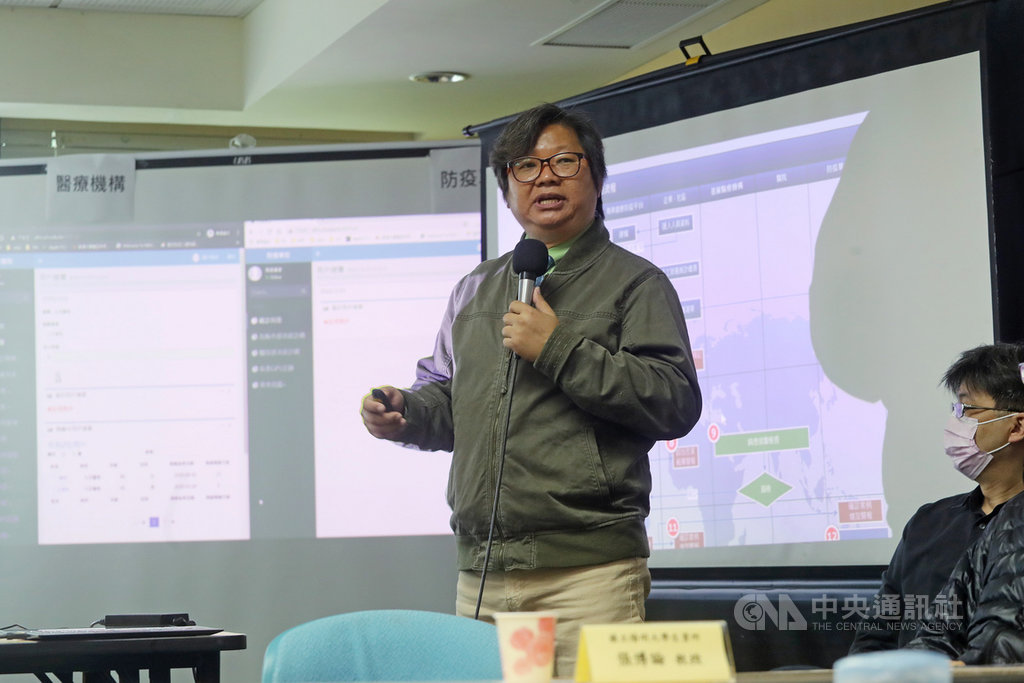 陽明大學19日宣布釋出「防疫智能行動平台」,生物醫學資訊研究所教授張博論(圖)表示,疫情調查是預防傳染病的第一步,團隊開發的防疫智能行動平台布署在雲端,具備體溫監測、GPS定位、追蹤接觸史、自動預警等功能。中央社記者裴禛攝 109年3月19日