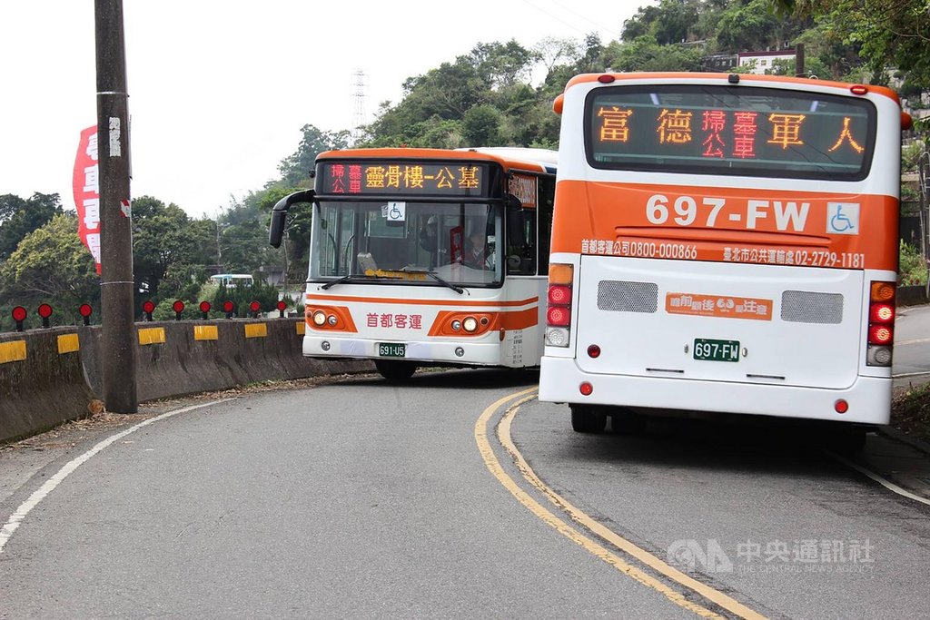 台北市公共運輸處19日公布5條免費掃墓公車路線,因應武漢肺炎疫情,要求搭乘的民眾要戴口罩,否則公車司機可以拒絕載送。(首都客運提供)中央社記者梁珮綺傳真 109年3月19日