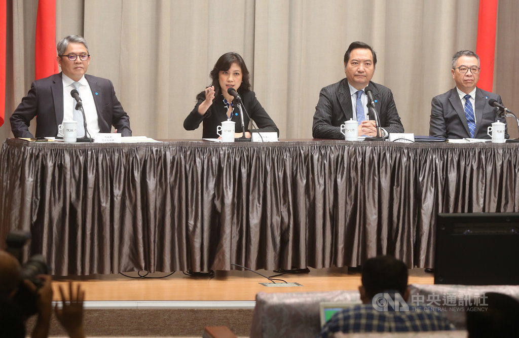 行政院19日舉行院會後記者會,行政院發言人Kolas Yotaka(谷辣斯‧尤達卡)(左2)轉述行政院長蘇貞昌指示,針對紓困振興政策,要讓人民感受兩個心,就是用心與關心;並做到三點,分別是寬一點、快一點與方便一點。中央社記者鄭傑文攝 109年3月19日