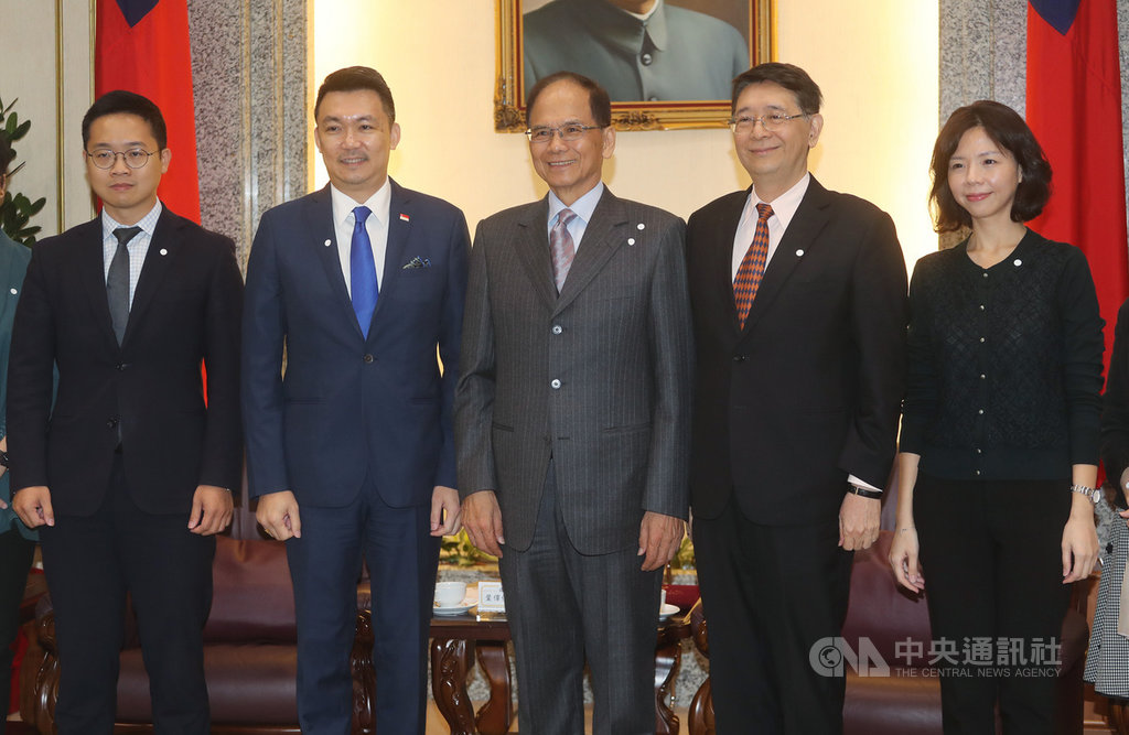 立法院長游錫堃(中)19日接見新加坡駐台北商務辦事處代表葉偉傑(左2)一行,立院秘書長林志嘉(右2)、顧問洪慈庸(右)等人出席與會。中央社記者裴禛攝 109年3月19日