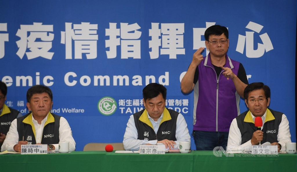 中央流行疫情指揮中心指揮官陳時中(左)19日下午宣布,北部一名高中生(案59)日前確診武漢肺炎,全班停課,這名高中生的同班同學也確診,已達全校停課標準。前右起為教育部長潘文忠、內政部次長陳宗彥。中央社記者施宗暉攝 109年3月19日