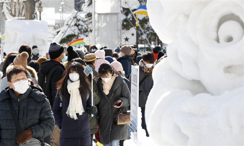 北海道武漢肺炎確診人數居日本各都道府縣之冠,知事鈴木直道18日說,緊急事態宣言如期於19日結束。圖為北海道札幌冰雪節活動。(共同社提供)