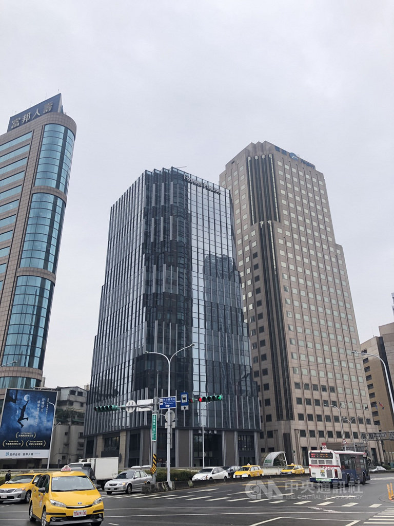 武漢肺炎疫情持續升溫,白石集團瀚寓酒店(中)成為台北市第3間防疫旅館,提供100間房間,一晚7500元起。中央社記者梁珮綺攝 109年3月19日