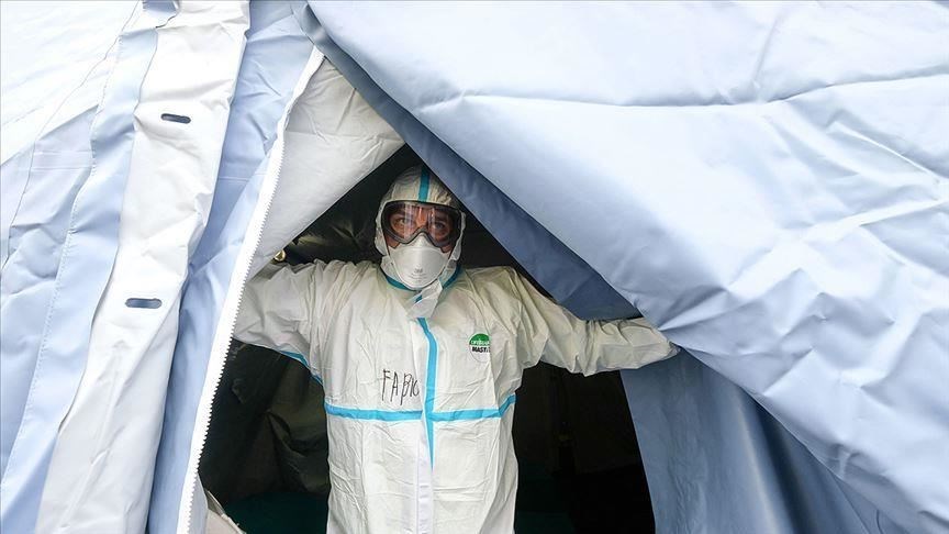 退休後復出的醫師鮑盧奇在義大利一間醫院貢獻一己之力,他說,最艱難的事之一,是看著病人孤獨離世。。圖為義大利北部富裕地區倫巴底大區醫院設置患者收容處。(安納杜魯新聞社提供)