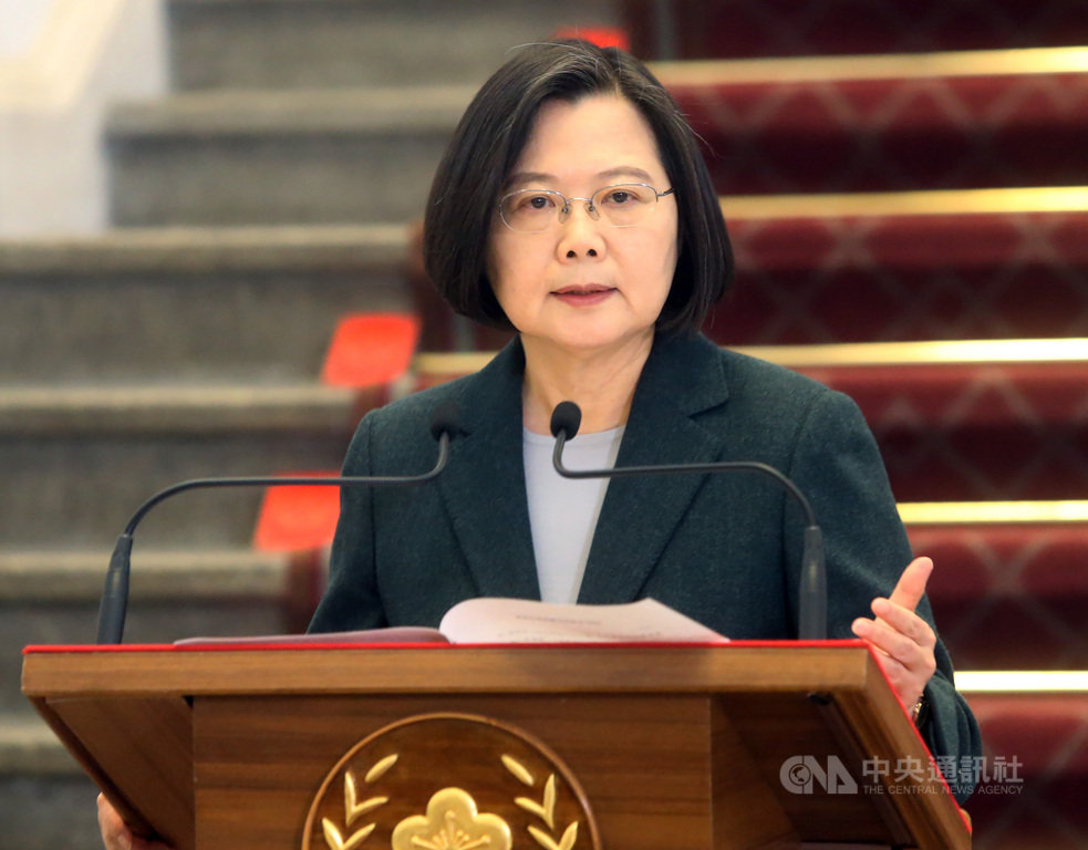 武漢肺炎疫情持續延燒,台灣進入防疫的關鍵兩週時間,民眾開始搶買民生物資,總統蔡英文19日表示,確保民生防疫物資穩定供給,政府都有準備,民眾沒有必要囤積,更不能炒作價格,執法單位會特別注意。中央社記者鄭傑文攝 109年3月19日