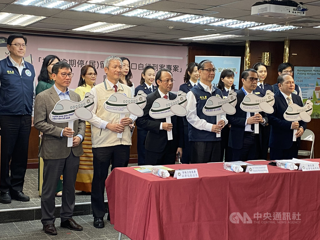有鑑失聯移工恐成防疫破口,移民署20日舉辦「擴大逾期停(居)留外來人口自行到案專案」記者會,副署長鐘景琨(前排右3)表示,配合國內防疫政策,即日起推動為期3個月的「擴大自行到案專案」。中央社記者黃麗芸攝 109年3月20日