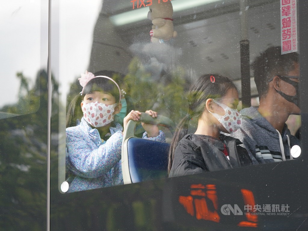 交通部人士20日指出,總統蔡英文力挺交通部長林佳龍,加碼籌措新台幣100億元紓困觀光、運輸業,初步規劃將直接發給3000家旅行社及4萬名員工、旅館及員工與合法民宿。圖為北市民眾搭乘公車戴上口罩。(中央社檔案照片)
