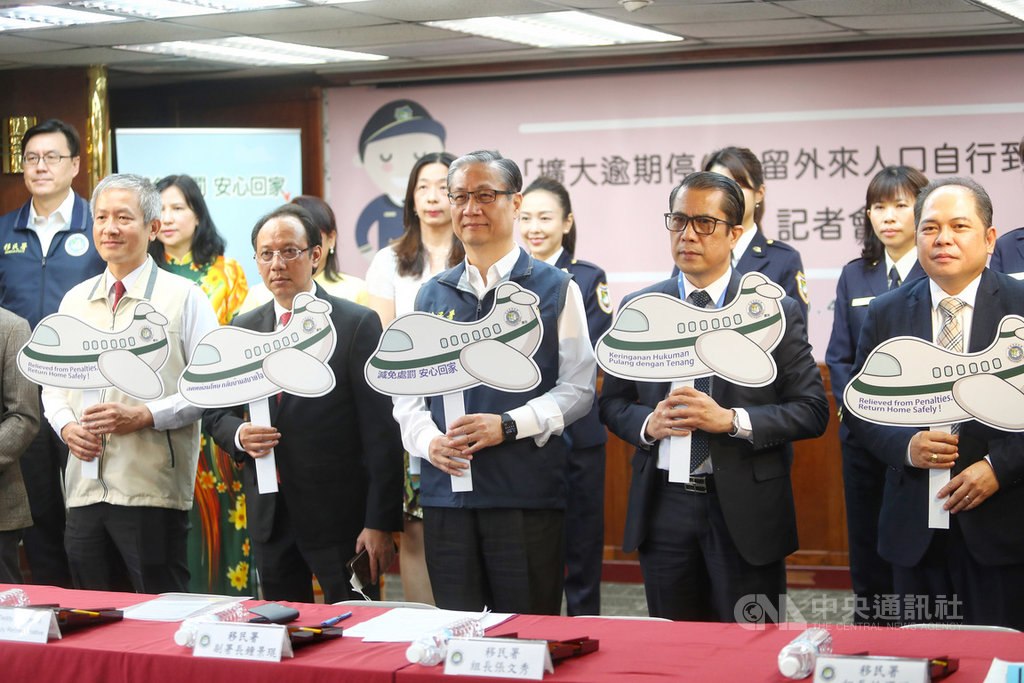 武漢肺炎疫情升溫,為防止國內失聯移工變成防疫缺口,移民署副署長鐘景琨(前中)20日舉行記者會,宣布推動為期3個月的「擴大自行到案專案」,鼓勵逾期外來人口(含失聯移工)主動投案,移民署將協助他們盡快返回母國。中央社記者王騰毅攝 109年3月20日