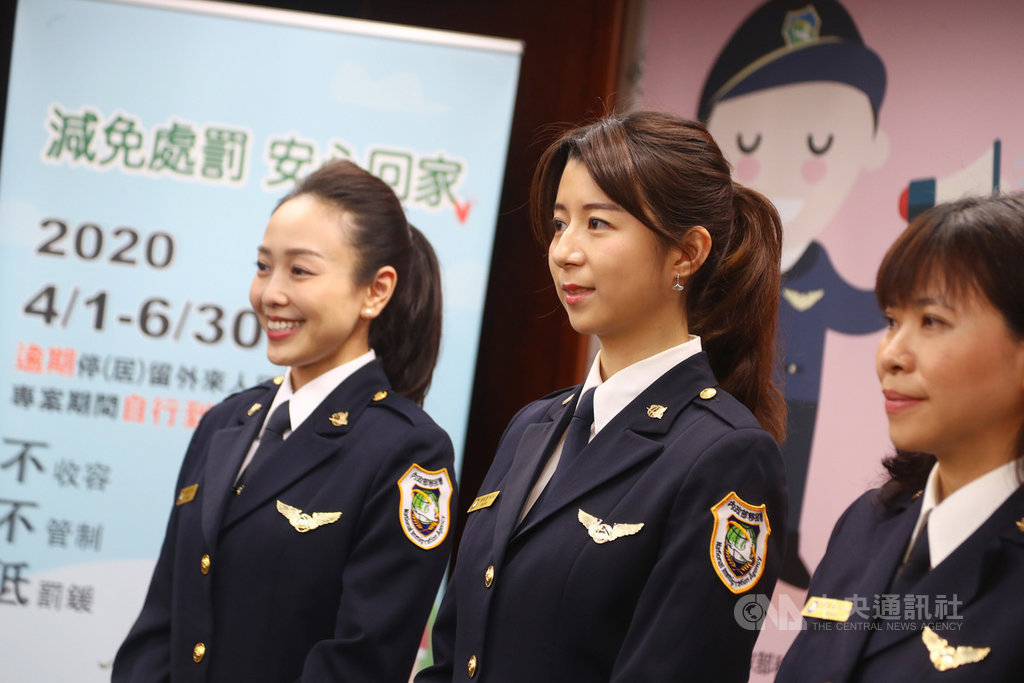 武漢肺炎疫情嚴峻,移民署為防止國內失聯移工成防疫缺口,20日舉行記者會宣布推動為期3個月的「擴大自行到案專案」,移民官在記者會上呼籲逾期外來人口(含失聯移工)主動投案,專案期間將獲「不收容、不管制、低罰緩」的處罰減免。中央社記者王騰毅攝 109年3月20日