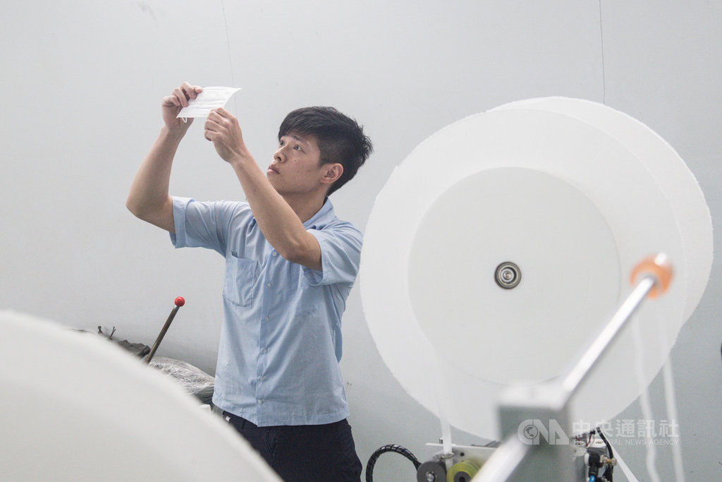 武漢肺炎疫情蔓延,因應台灣民眾口罩需求,口罩國家隊加緊趕工打造口罩機台產線。其中,在新北市五股區的長宏機械現場,最後一條口罩機台產線在20日中午交機,廠商陸續測試,確保生產品質。中央社記者林俊耀攝 109年3月20日