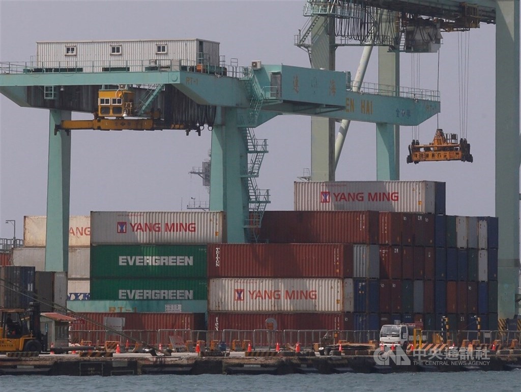 2月外銷訂單金額較1月減少66.3億美元。經濟部預估,若疫情未趨緩,2020年第一季的外銷訂單恐無法突破千億美元大關。(中央社檔案照片)