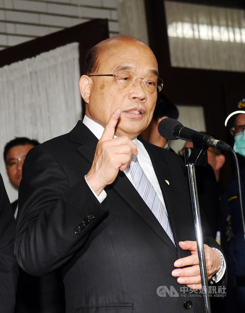 行政院長蘇貞昌20日表示,目前還沒辦法開放家長寄送口罩給海外留學生,但有在計畫,未來可能讓國人在一定數量和期間寄口罩給一定關係的親人。中央社記者施宗暉攝 109年3月20日