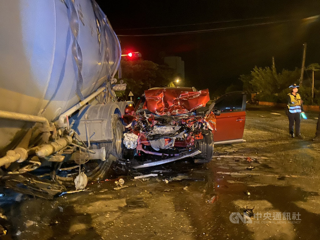 深夜擦撞曳引車花蓮休旅車女駕駛傷重不治 社會 中央社cna