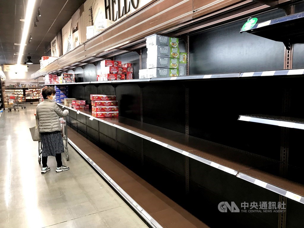 武漢肺炎疫情擴大,美國各地的超市賣場出現搶購潮,貨架上的食物、生活用品都被清空。中央社記者林宏翰洛杉磯攝 109年3月20日