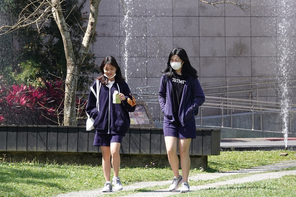 中央氣象局表示,23日水氣減少,下半天起東北季風增強,氣溫將會稍微下降,越晚會越涼。(中央社檔案照片)