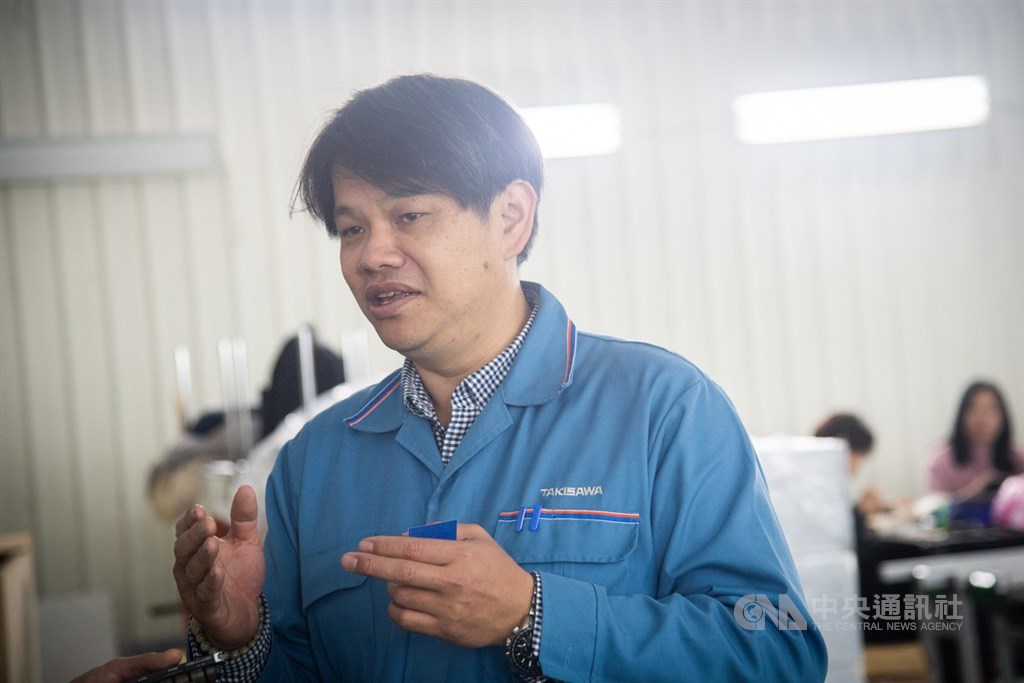口罩國家隊提前交機口罩機台,台灣瀧澤科技製造一部副理徐浩東說,最讓他印象深刻的是不同廠商兢兢業業、盡力盡心完成作業,每天包括週末幾乎都在加班,大家都不喊累,彼此合作很愉快。中央社記者林俊耀攝 109年3月21日