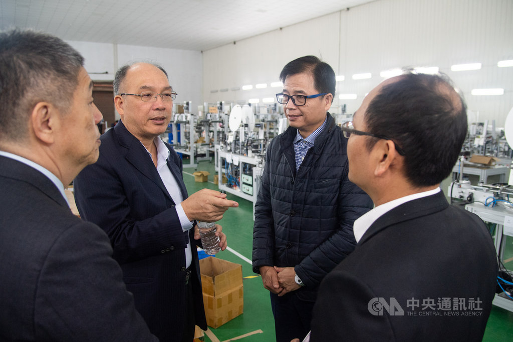 口罩國家隊打造口罩機台提前交機,工具機公會理事長許文憲(左2)發揮自己原是運動好手速戰速決的特質和經營事業穿針引線的本事,讓原先彼此陌生防備的業者,經過口罩國家隊的淬鍊後更加團結。中央社記者林俊耀攝 109年3月21日