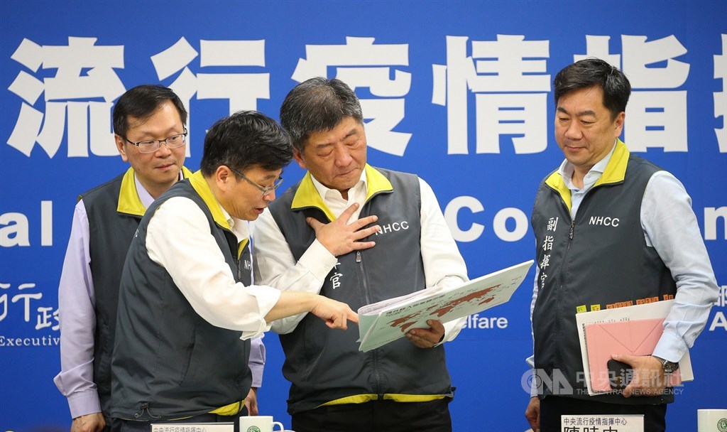 中央流行疫情指揮中心21日下午舉行記者會說明最新疫情狀況,指揮官陳時中(右2)、疫情監測組長周志浩(左2)、副指揮官陳宗彥(右)、社區防疫組副組長莊人祥(左)交換意見。中央社記者謝佳璋攝 109年3月21日