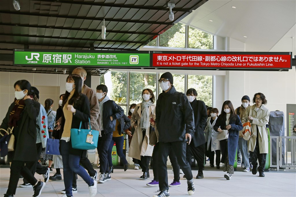 日本20日新增51人確診武漢肺炎。圖為日本民眾戴口罩進出車站。(共同社提供)