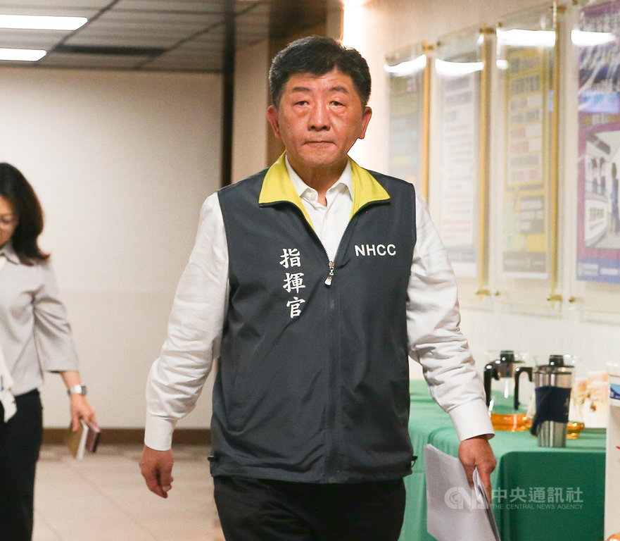 因應武漢肺炎疫情,中央流行疫情指揮中心21日下午召開記者會,指揮中心指揮官陳時中(前)宣布再增18例,12女6男都是境外移入。中央社記者謝佳璋攝 109年3月21日