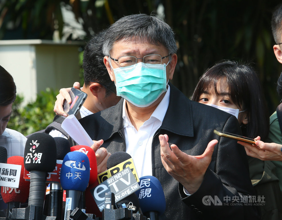台北市長柯文哲(前中)21日出席「飲水思源頭—台北好水探秘」影片首映會,會前提及歐美防疫時表示,醫療專業大家都清楚,但還有國際政治壓力因素,使各國無法完全從醫療專業角度去思考。中央社記者謝佳璋攝 109年3月21日