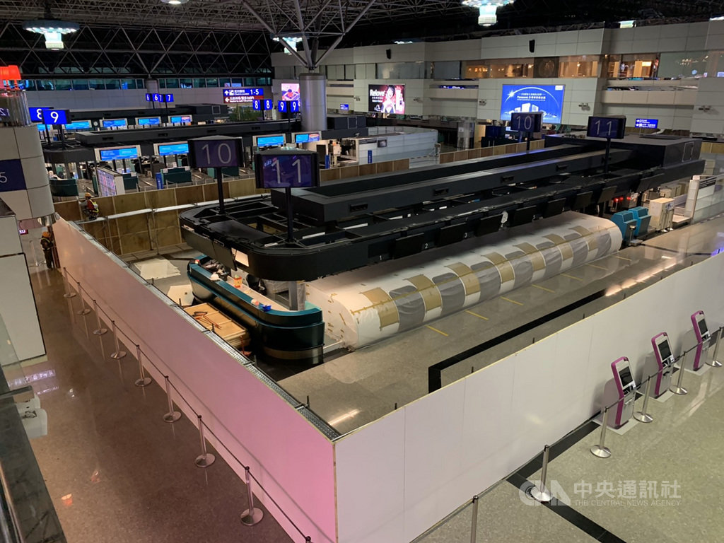 武漢肺炎疫情嚴重衝擊全球航空市場,桃園國際機場出入境旅客跌破萬人以下,桃機公司總經理林祥生表示,現在機場工作人員比旅客多,航廈內有如「全日空」,除防疫外,也將陸續封閉報到櫃台,加速設備整修。(桃機公司提供)中央社記者汪淑芬傳真 109年3月22日