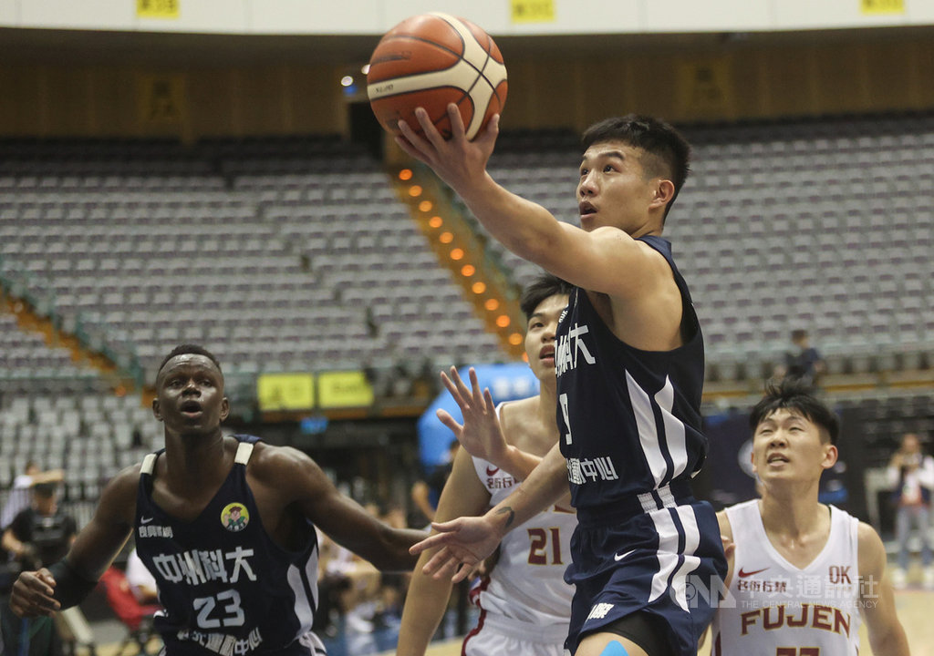 108學年度大專籃球聯賽(UBA)男子組季軍戰22日在台北小巨蛋閉門舉行,中州科大隊長陳柏宏(持球者)忍著腳傷拿下6分、7籃板,助隊以64比59擊退輔仁大學,拿下本季UBA季軍。中央社記者張新偉攝 109年3月22日