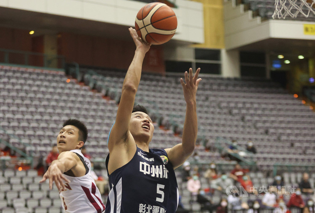 108學年度大專籃球聯賽(UBA)男子組季軍戰22日在台北小巨蛋閉門舉行,中州科大來自蒙古的沙鹿(持球者)共拿下14分,幫助球隊以64比59險勝輔仁大學,拿下季軍。中央社記者張新偉攝 109年3月22日