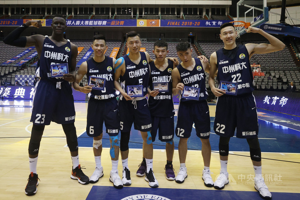 108學年度大專籃球聯賽(UBA)男子組季軍戰22日在台北小巨蛋閉門登場,中州科大以64比59擊敗輔仁大學,拿下本季UBA季軍。大會賽後為大四選手舉辦畢業典禮並贈送本季比賽照片,中州大四選手合影留念。中央社記者張新偉攝 109年3月22日