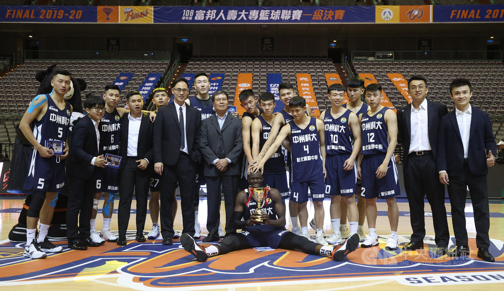 108學年度大專籃球聯賽(UBA)男子組季軍戰22日在台北小巨蛋閉門登場,中州科大最終以64比59擊敗輔仁大學,拿下本季UBA季軍。中央社記者張新偉攝 109年3月22日