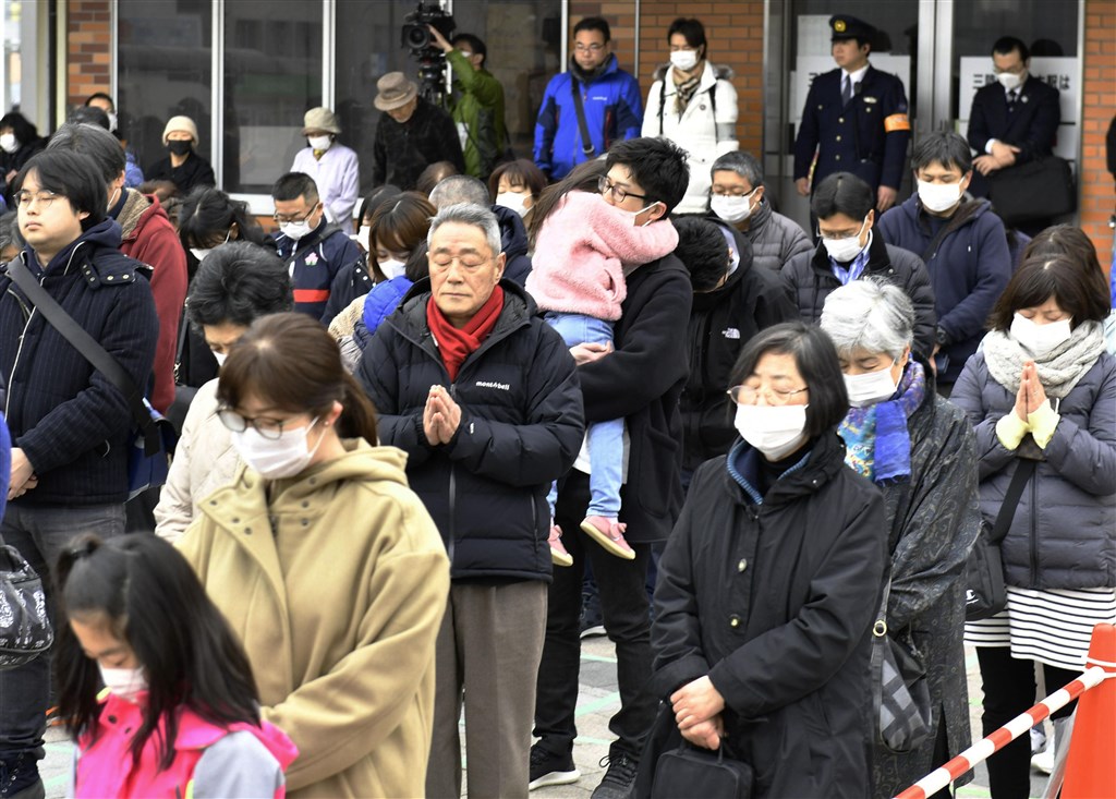 日本大阪府政府表示,確診武漢肺炎接受治療的70多歲男性,21日死於病毒引發的肺炎,是大阪府內第2起死亡案例。圖為日本民眾戴口罩參加活動。(共同社提供)
