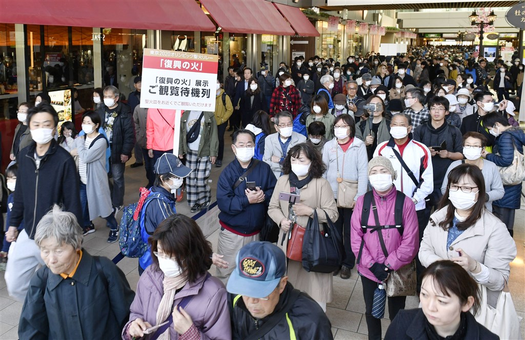 東京奧運聖火正在日本東北3縣巡迴展示,21日巡迴到日本鐵路公司(JR)仙台站東口一處戶外廣場,從下午1時30分開放參觀,採取每15人一組靠近觀看,並限制每組1分鐘時間拍照。(共同社提供)