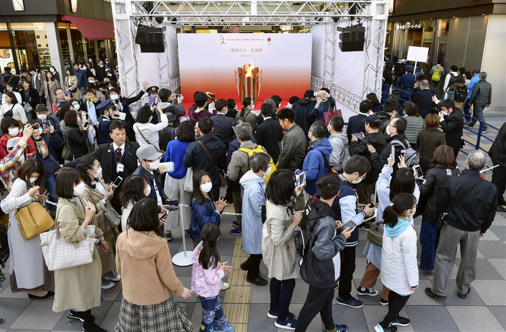 東京奧運聖火21日巡迴到宮城縣仙台市展示,約5個半小時便吸引約5萬2000人到場參觀。(共同社提供)