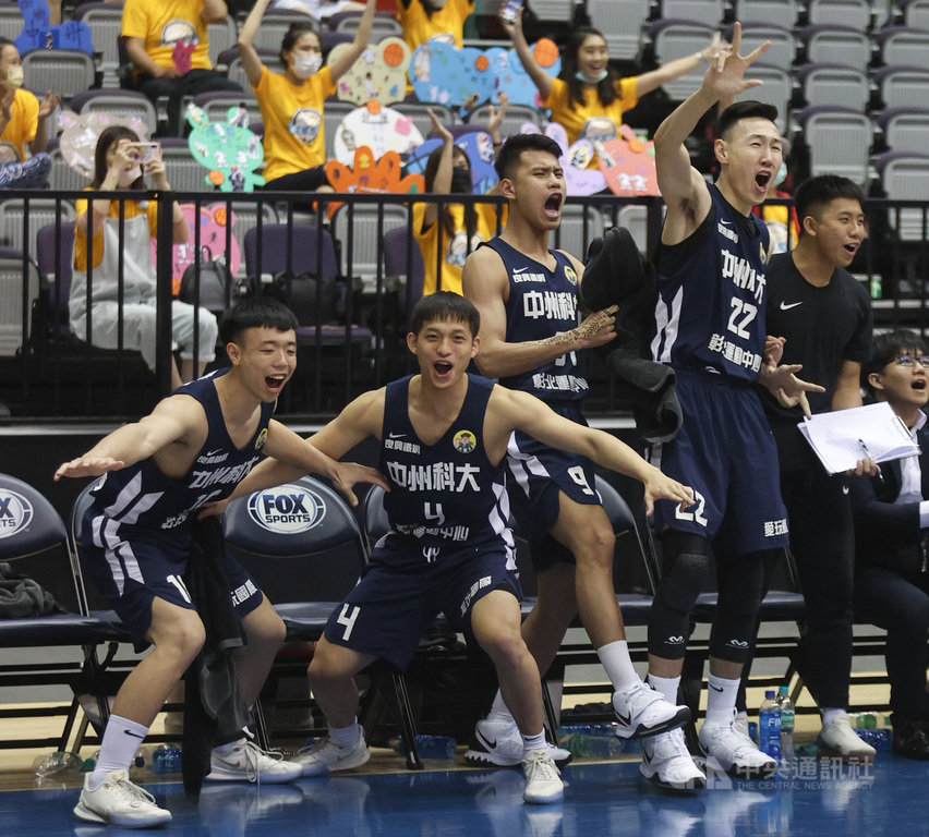 108學年度大專籃球聯賽(UBA)季軍戰22日在台北小巨蛋閉門舉行,男子組中州科大以64比59擊敗輔仁大學,拿下本季UBA季軍。中州休息區選手在場邊賣力加油打氣。中央社記者張新偉攝 109年3月22日