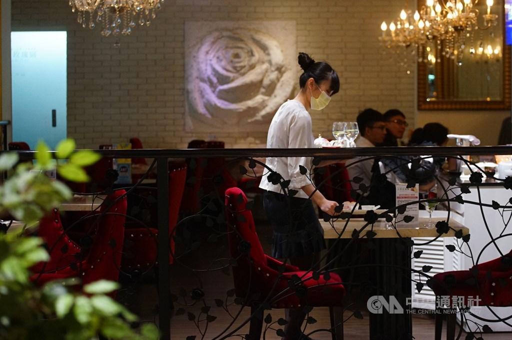 武漢肺炎疫情對餐飲業的影響持續加劇,經濟部統計,餐飲業2月的營業額新台幣584億元,年減17.0%。圖為台北市一家百貨美食街餐廳用餐時段人潮寥寥可數。中央社記者王騰毅攝 109年3月5日