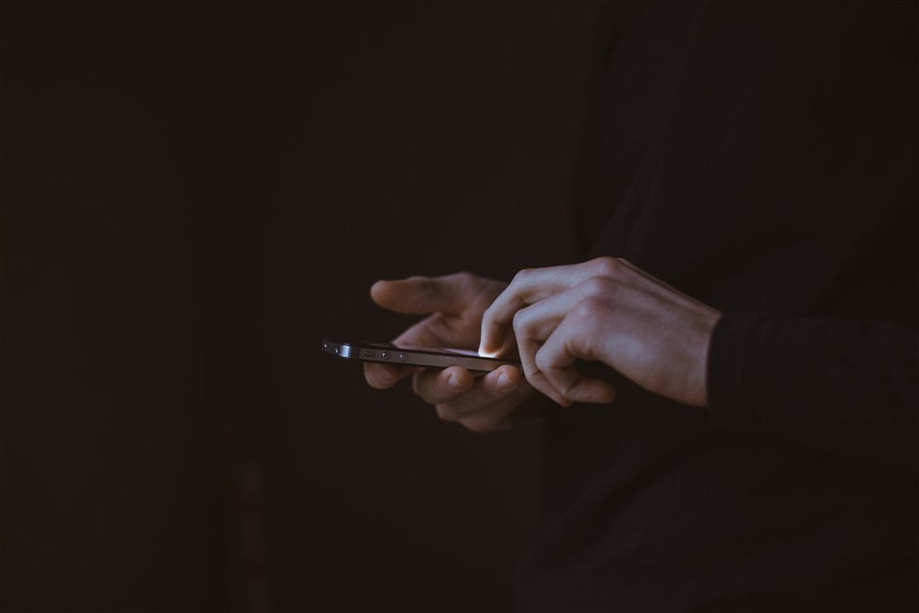 韓國驚爆性剝削聊天群組,群組管理員用通訊軟體Telegram散播受害女性的性虐影片,至少有74人受害。警方20日表示,已逮補一名20多歲男子。(示意圖/圖取自Unsplash圖庫)