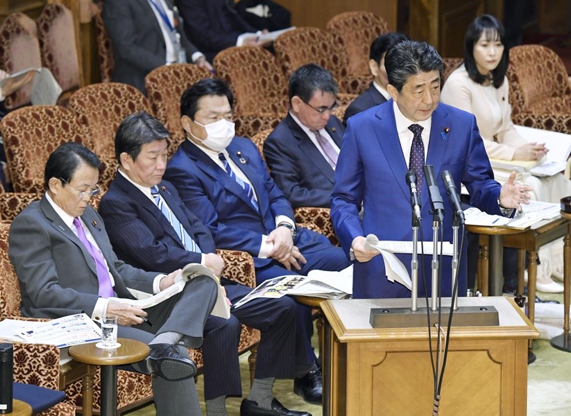 日本首相安倍晉三(前右)23日表示,若武漢肺炎疫情導致無法安全舉行奧運,東京奧運延後舉辦「恐怕無法避免」。(共同社提供)
